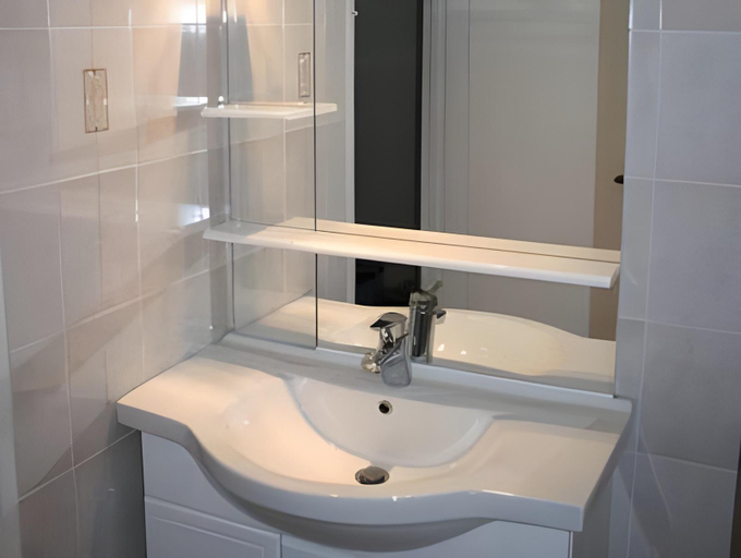 Bathroom 2, Gites Le Petit Nailly, Yvelines