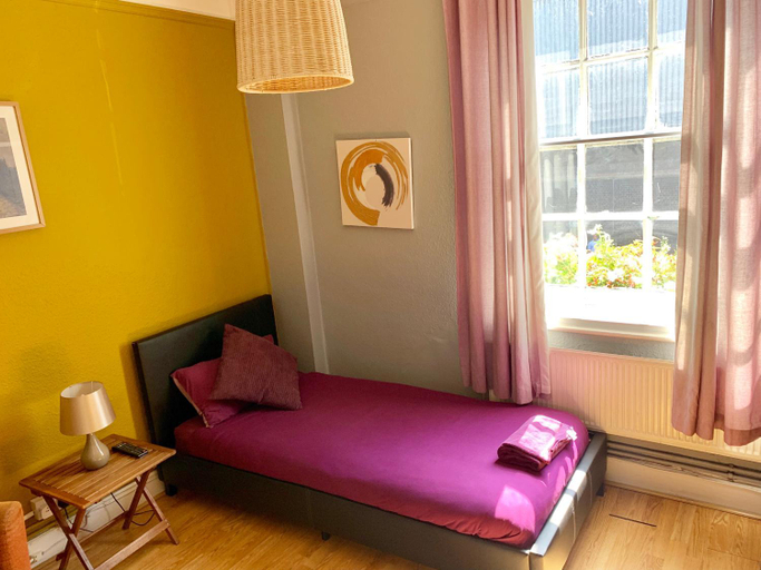 Others 5, Prince Arthur, London