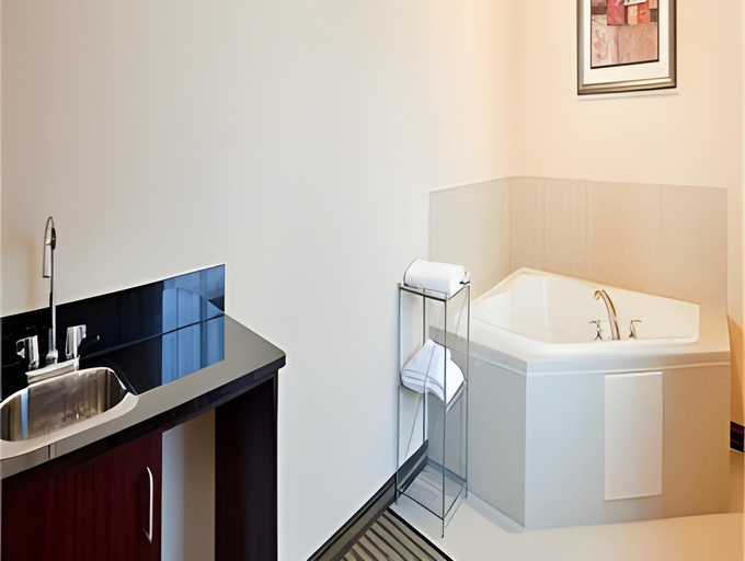 Bathroom 4, Holiday Inn Express & Suites Guthrie North Edmond By IHG, Logan