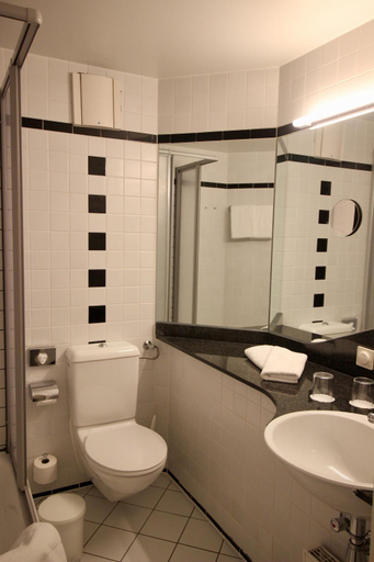 Bathroom 5, TRYP by Wyndham Halle, Halle (Saale)