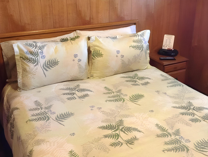 Bedroom 2, Bennett Bay Inn, Kootenai
