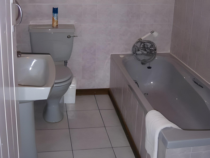 Bathroom 2, King's Lodge Hotel, Amathole