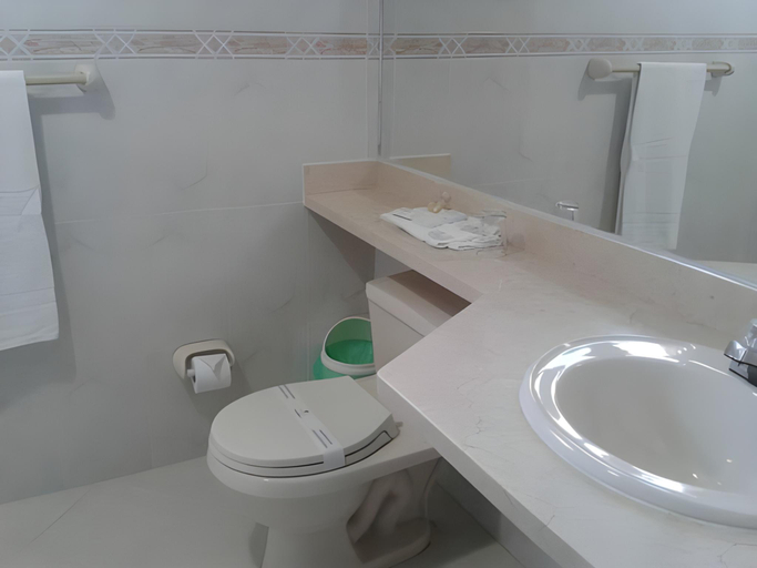 Bathroom, Hotel Dinastia Real, Duitama
