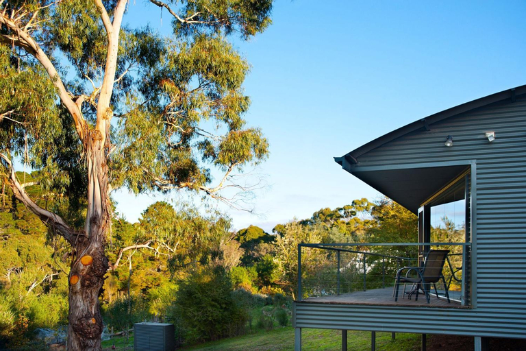 Dee Jays Studio, Hepburn - East