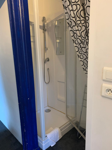 Bathroom 3, Le Pourquoi pas, Puy-de-Dôme