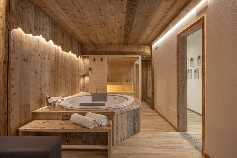 Others 4, Giallo Dolomiti Wellness, Belluno