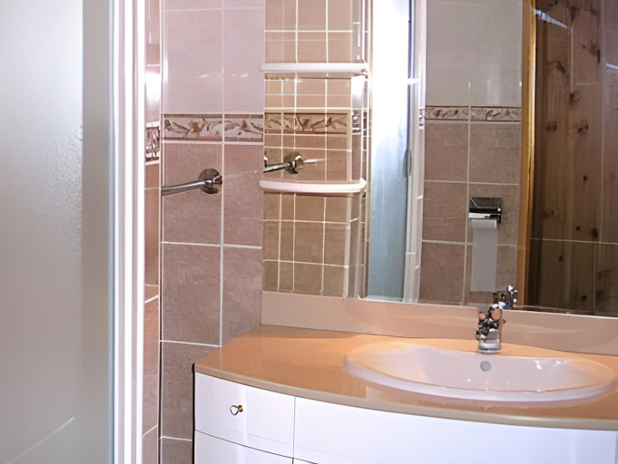 Bathroom 4, Hotels Les Catrems & Le Montagnou, Hautes-Alpes