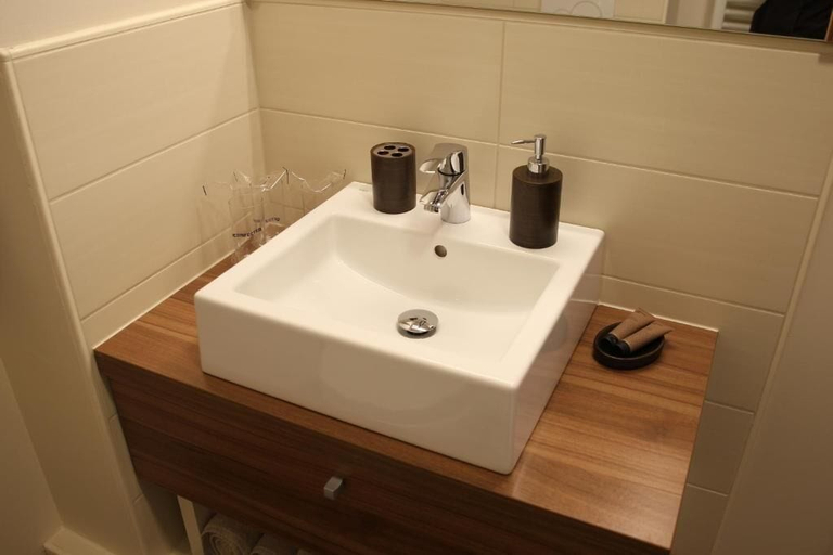 Bathroom 3, Hotel Pomaranča, Ptuj