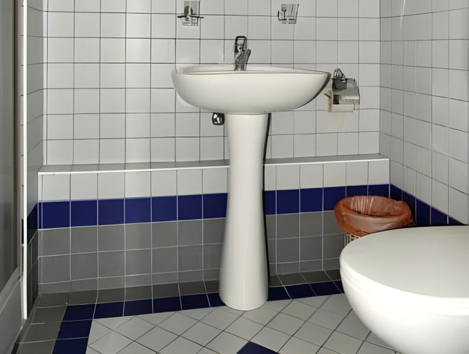 Bathroom 2, Nautico Hotel, Restaurace & Wellness, Most