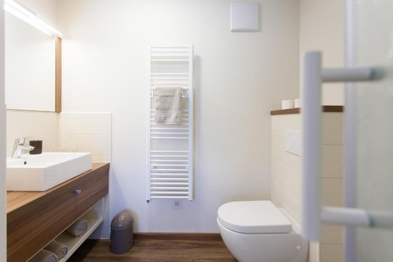 Bathroom 3, Hotel Pomaranča, Ptuj