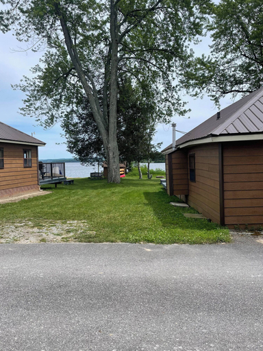 Exterior & Views 2, Southview Cottages Resort, Peterborough