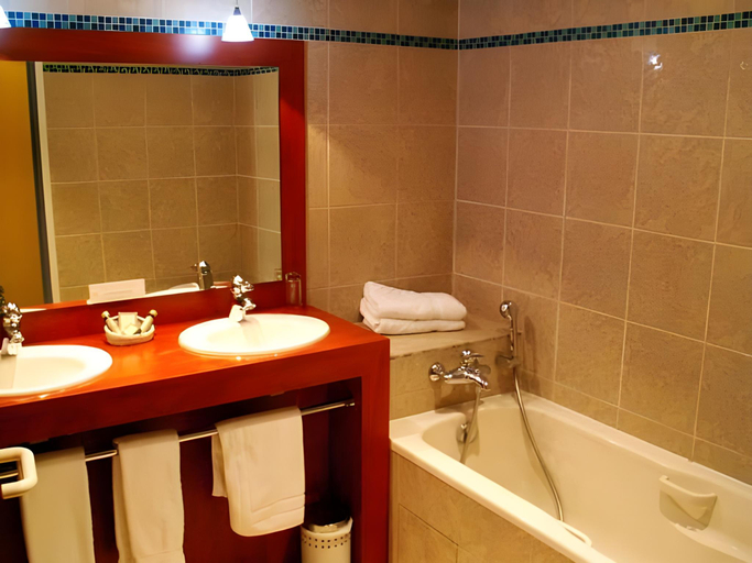 Bathroom 4, Logis Hotel Restaurant Gilles Moreau Laguiole, Aveyron