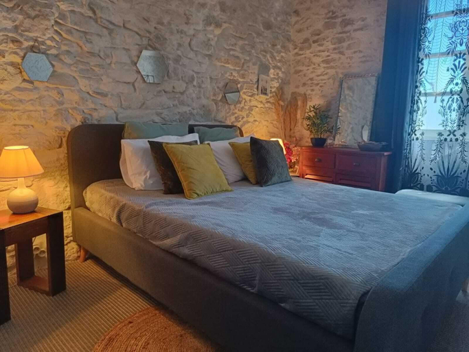 Bedroom 3, Entre Bastide et Cite, Aude