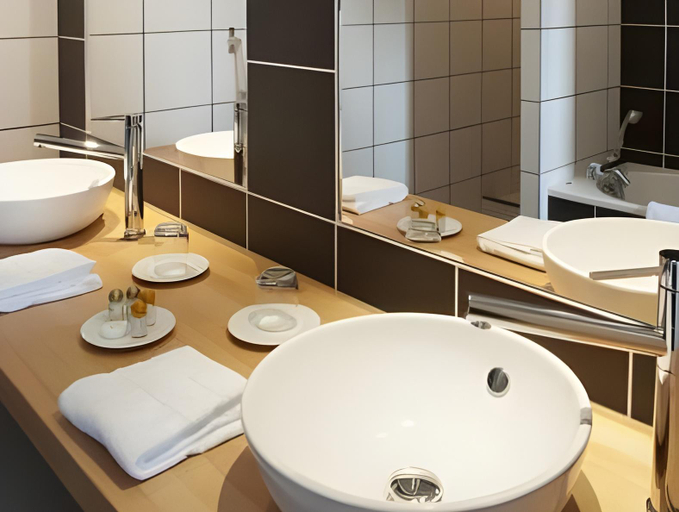 Bathroom 3, Hotel Chateau La Cheze - Bordeaux Floirac, Gironde