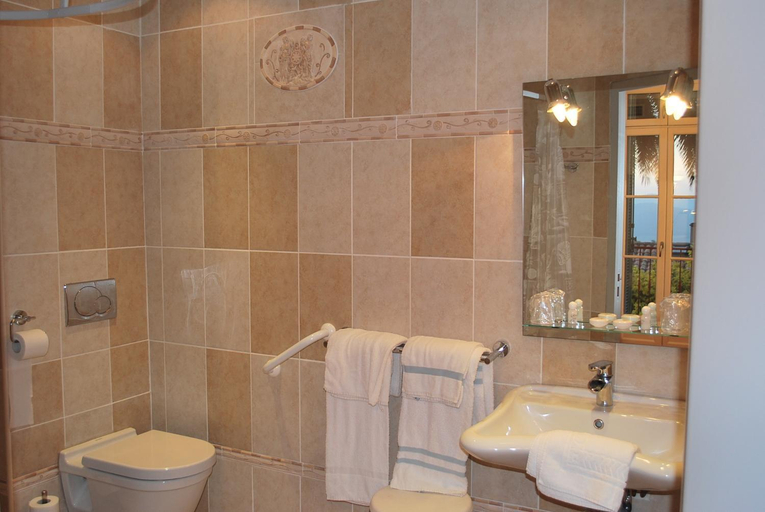 Bathroom, Hotel Restaurant Le Bellevue, Var
