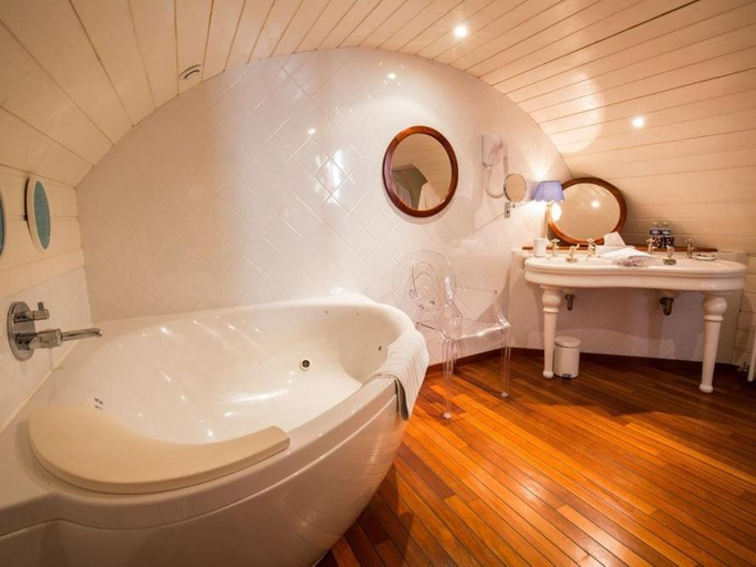 Bathroom 7