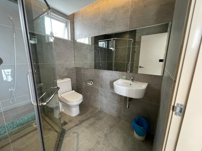 Bathroom 5, Aru Suites HOMESTAY WIFI,Carpark,24h Check in,Water Filter by R2 Residence, Kota Kinabalu