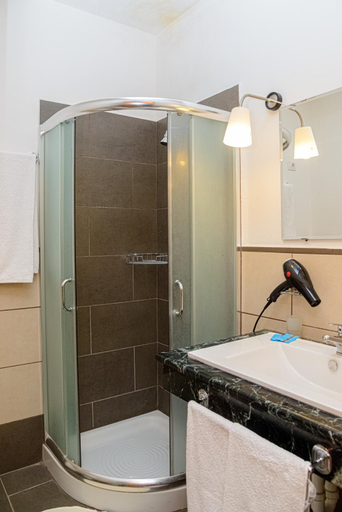 Bathroom 2, Hotel Aurora, Vlorës
