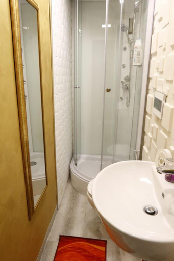 Bathroom 2, Casa di Nonna Signorina, Catania