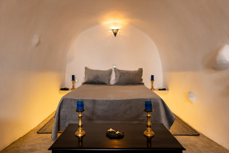 2, BLACK BAY CAVES SUITES, South Aegean