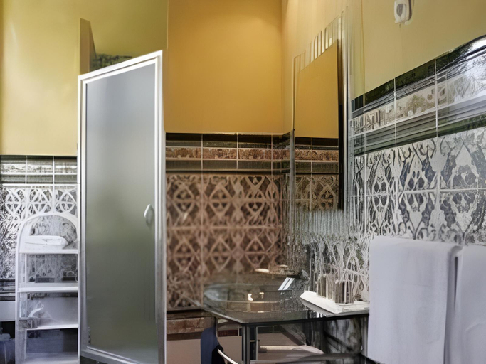 Bathroom 2, Domaine Le Castelet, Tarn