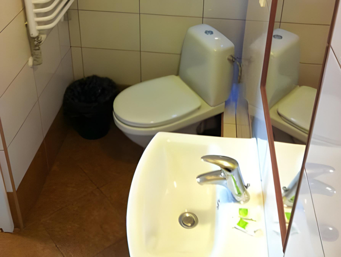Bathroom 2, Route 7 Rooms, Myślenice