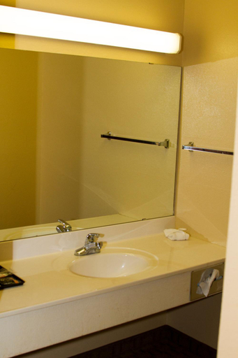 Bathroom 3, Cottonwood Inn & Suites, Phillips