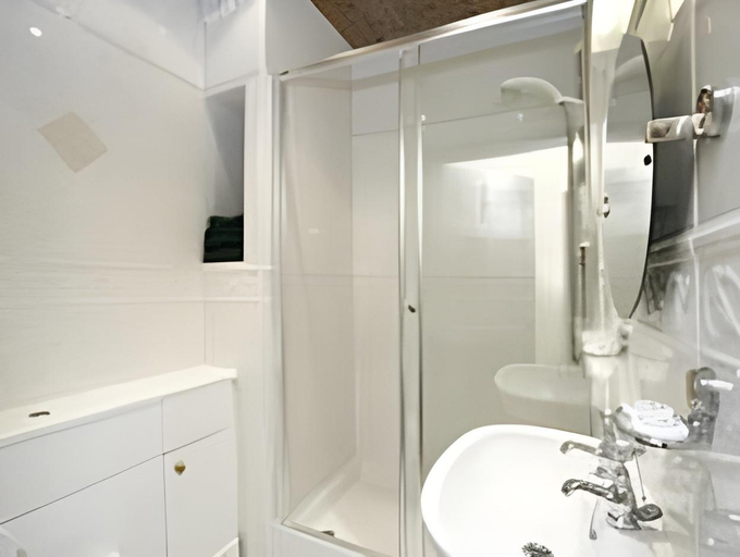 Bathroom 4, The Stone House Hotel, North Yorkshire