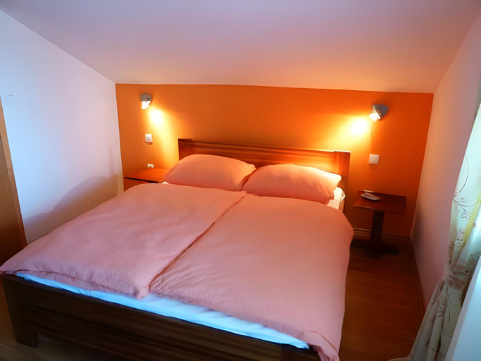 Bedroom 2, 16 Lakes Guesthouse, Rakovica