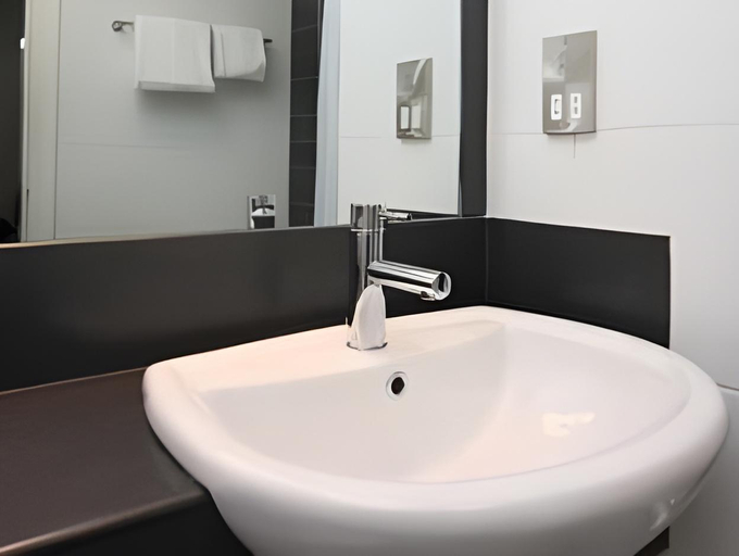 Bathroom 4, Tara Lodge, Belfast