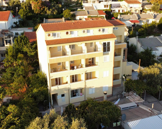 Others 5, Vila Lena
