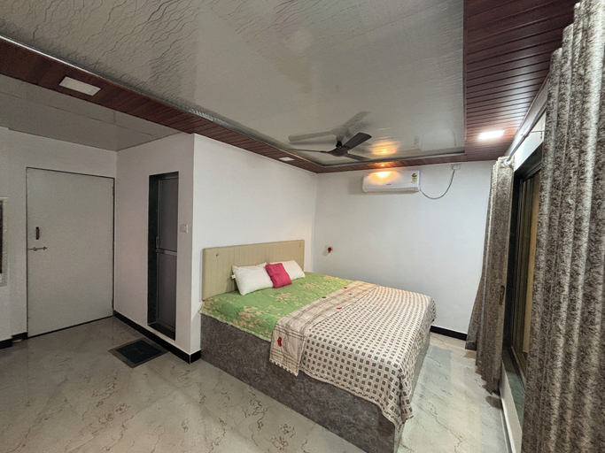 Bedroom 2, sea royal rooms and cafe, Palghar