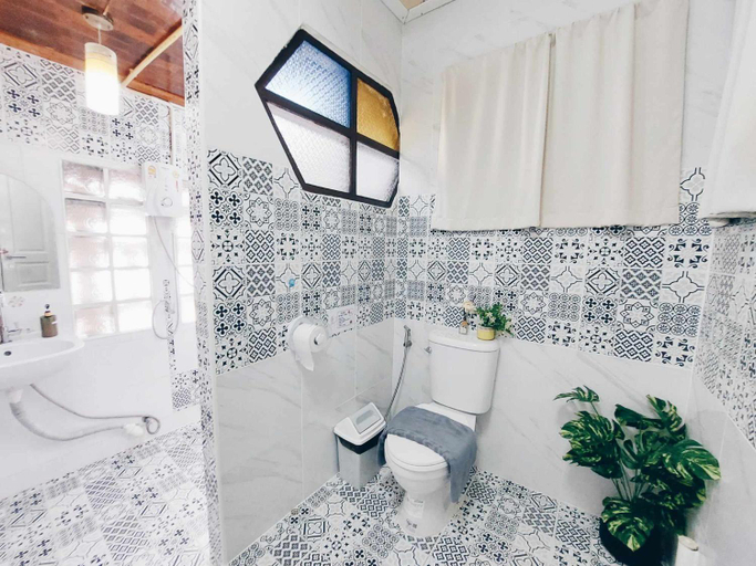 Bathroom 2, Green Riverside Homestay, Phra Nakhon Si Ayutthaya
