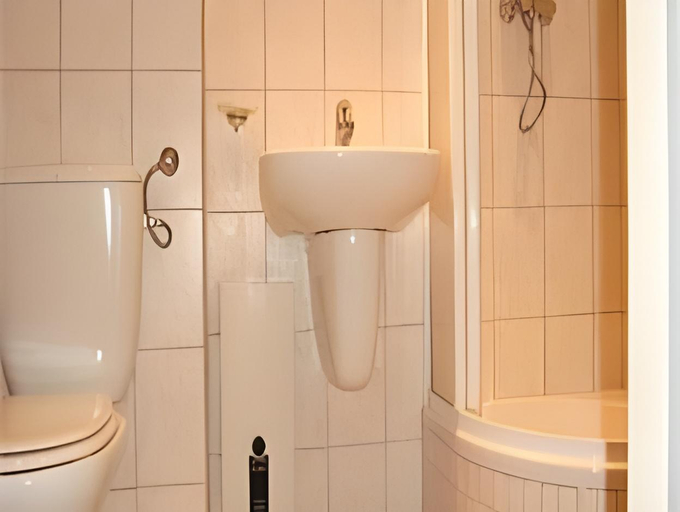 Bathroom 3, Hotel Central Inn am Hauptbahnhof, Berlin