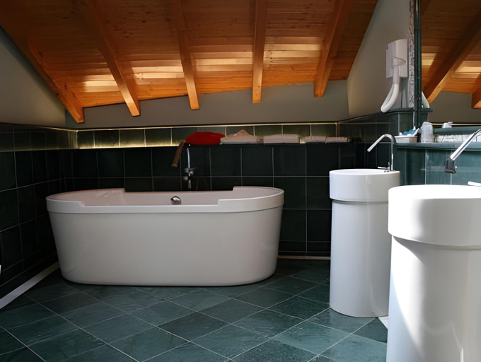 Bathroom 4, Hotel La Bussola, Novara