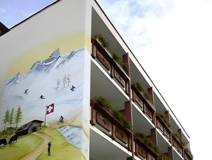Exterior & Views