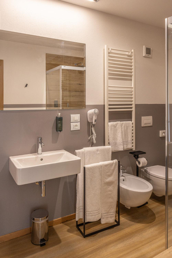 Bathroom 2, Giallo Dolomiti Wellness, Belluno
