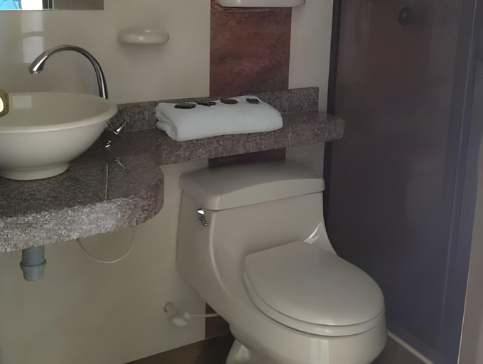 Bathroom 3, Hotel Castellana Inn, Santafé de Bogotá
