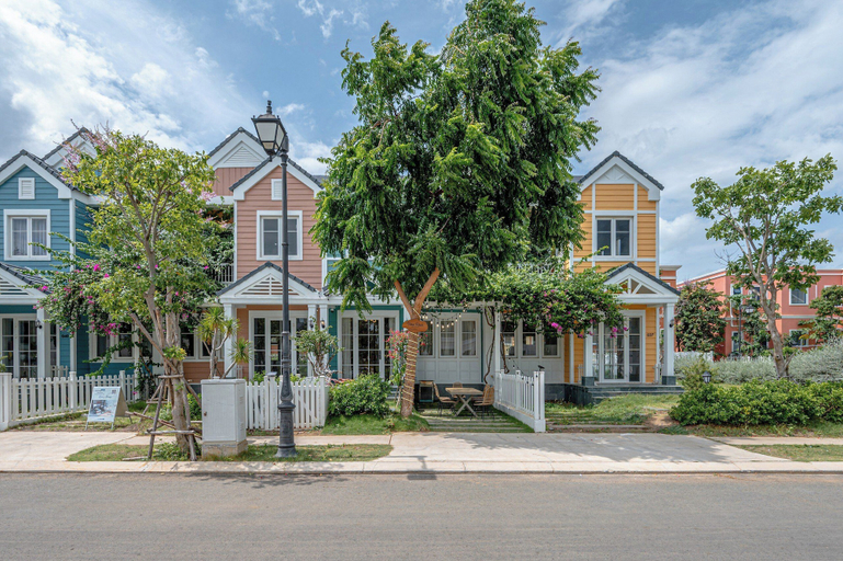 Exterior & Views