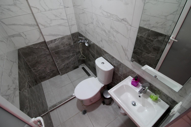 Bathroom, Hotel Kapllani, Sarandës