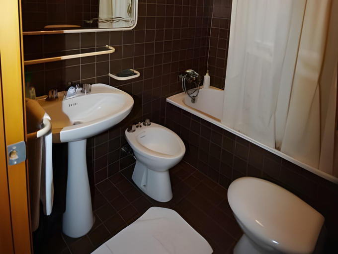 Bathroom 4, Albergo Roma, Chieti