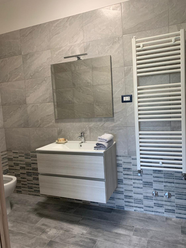 Bathroom 1, Villa Bellavista, Taranto