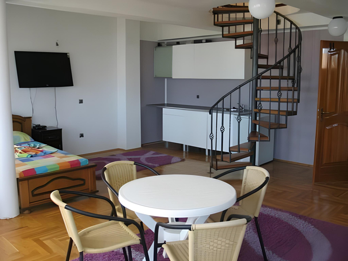 Others 4, Accommodation Royal Azur