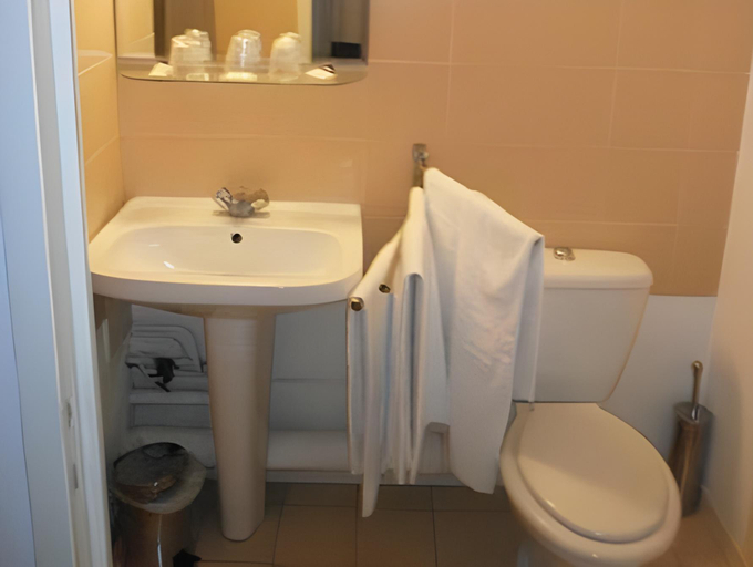 Bathroom 3, Hotel Amaya, Gironde