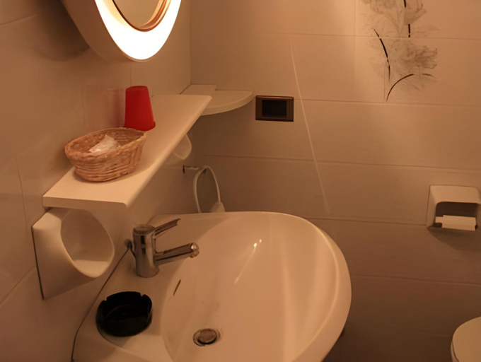 Bathroom 3, Hotel Bellevue, Aosta