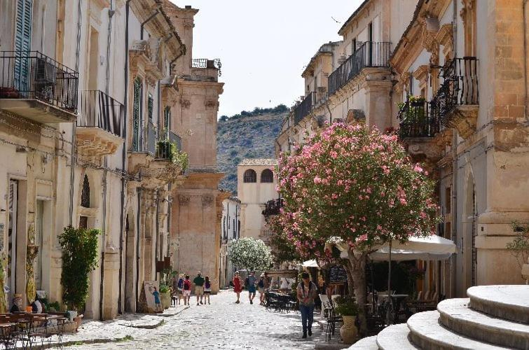 Others 5, L'angoletto, Ragusa