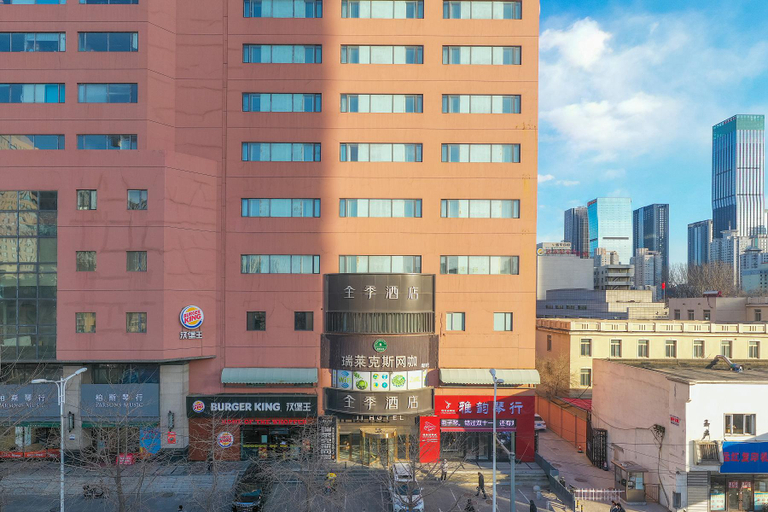 Exterior & Views