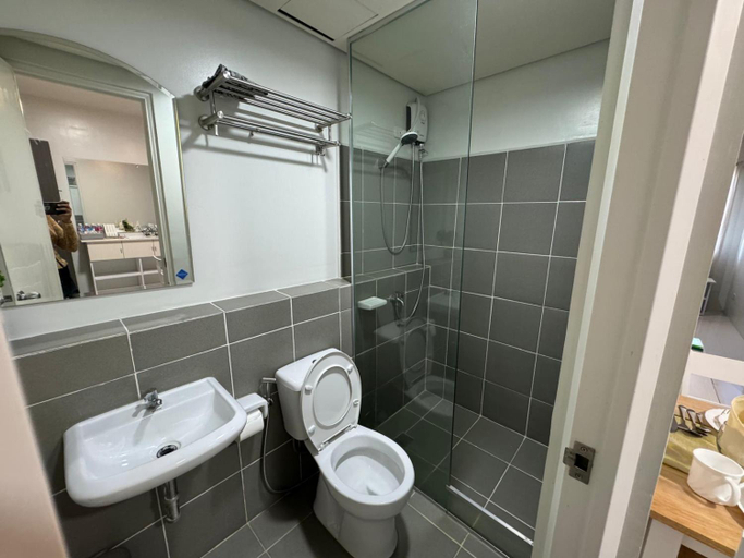 Bathroom 4, 2 Bedroom and 1 Bedroom Apartments with Private Pool and Gym, Puerto Princesa City