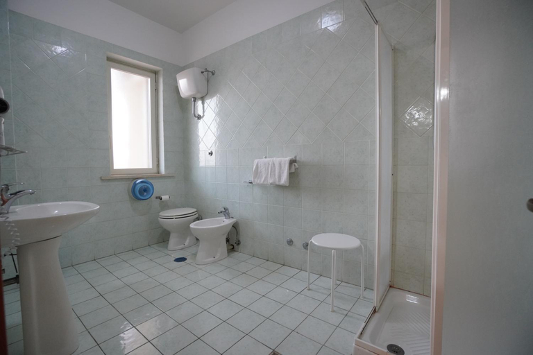 Bathroom 3, Hotel Stefany, Napoli