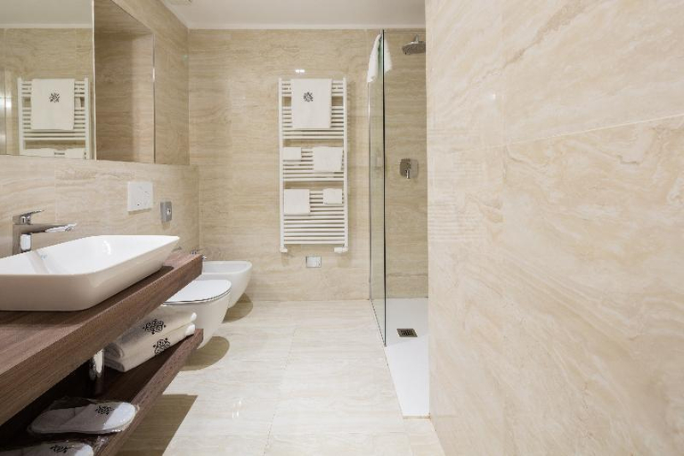 Bathroom 16